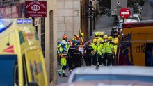 Derrumbe de un edificio de Madrid.Colas en una agencia de viajes de Ourense para apuntarse a los viajes del Imserso en una imagen de archivo 
