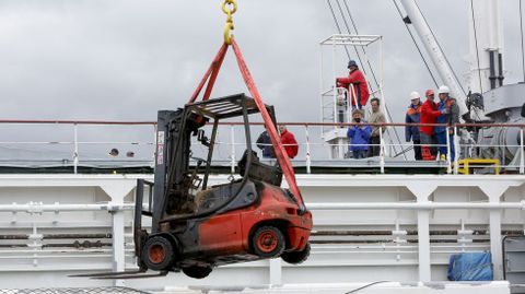 Incendio en un barco atracado en el puerto de Marn