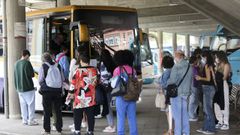 Pasajeros subiendo al autobs con destino a A Corua, en la estacin de Ferrol.
