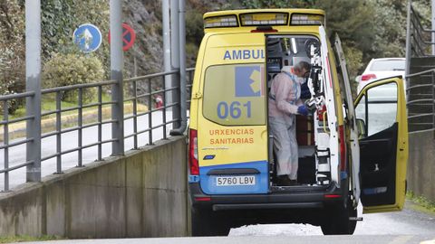 Una ambulancia en el hospital Montecelo, en Pontevedra, uno de los dos centros del CHOP