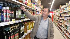 Eugenio Tobo denuncia robos constantes en los dos supermercados que regenta en Ribeira.