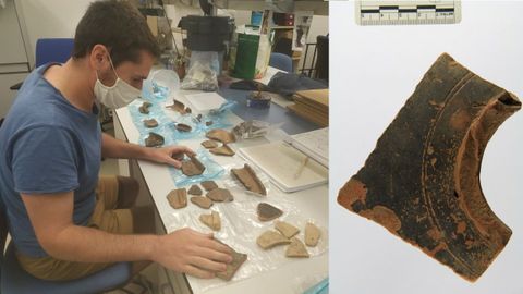 El investigador Samuel Nión, con cerámica galaica y de importación (a la derecha, un fragmento campaniense) datada entre el siglo II y mediados del I antes de Cristo, excavada en la la calle Príncipe