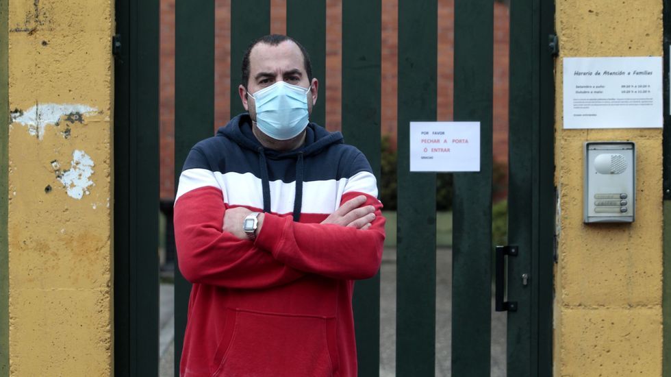 Joyas inmobiliarias con precios por encima del mercado.Jos� Vicente Fern�ndez, frente al colegio de su hija en Monforte