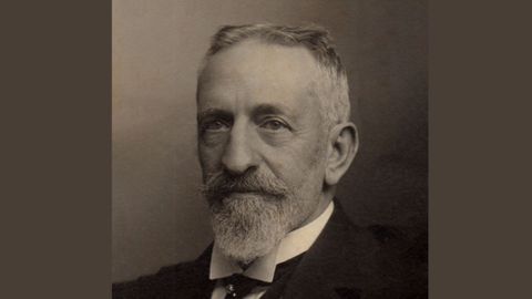 Andrs Martnez Salazar (Astorga, 1846-A Corua, 1923) presidiu a RAG, dirixiu o Arquivo do Reino de Galicia, promoveu a Biblioteca Gallega de La Voz de Galicia e mais a revista Galicia.