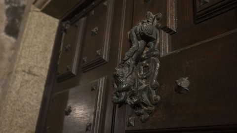 La puerta del consultorio de la Ra do Vilar esconde un secreto.