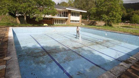 Trabajos de limpieza en las piscina del complejo turístico, que no se han usado en nueve años