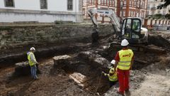 Excavaciones en Rúa Quiroga Ballesteros a la altura del Cuartel de San Fernando