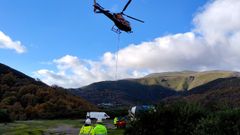 Un helicptero traslado material para obras pendientes en la lnea de alta velocidad entre Galicia y Madrid
