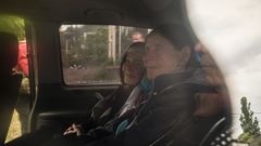 Un grupo de mujeres ucranianas, el viernes en una furgoneta de evacuacin del Ejrcito, en Jrkov.