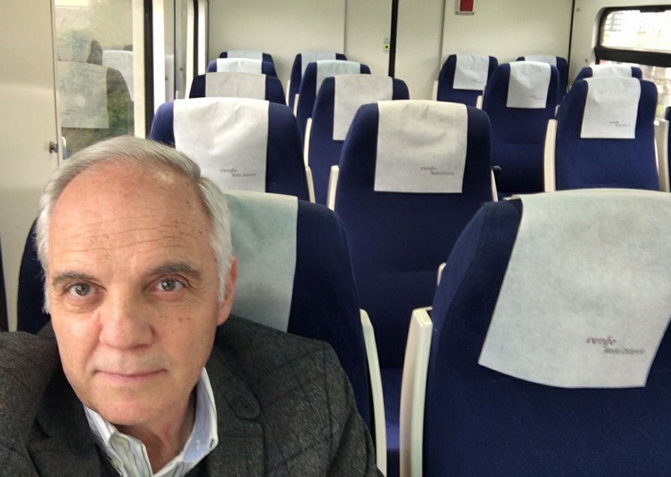 El autor de este art�culo de opini�n en el tren de media distancia del pasado lunes. 