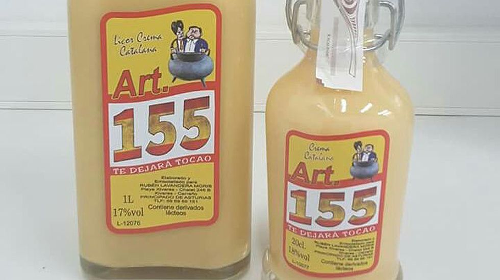 Dos botellas del licor asturiano de crema catalana «Artículo 155»