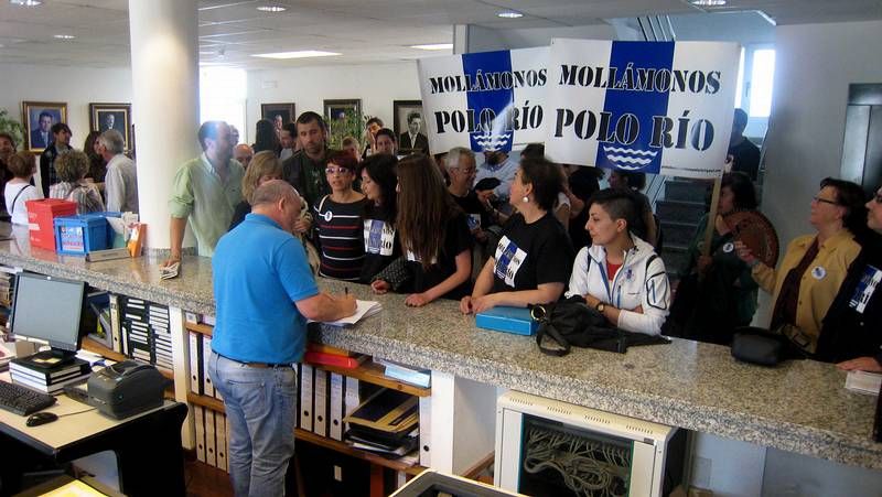 Un funcionario municipal registra las firmas que present� la Plataforma Sarriana polo R�o contra el encauzamiento