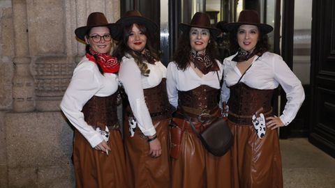 Un grupo de vaqueras en la noche de comadres de Ourense.