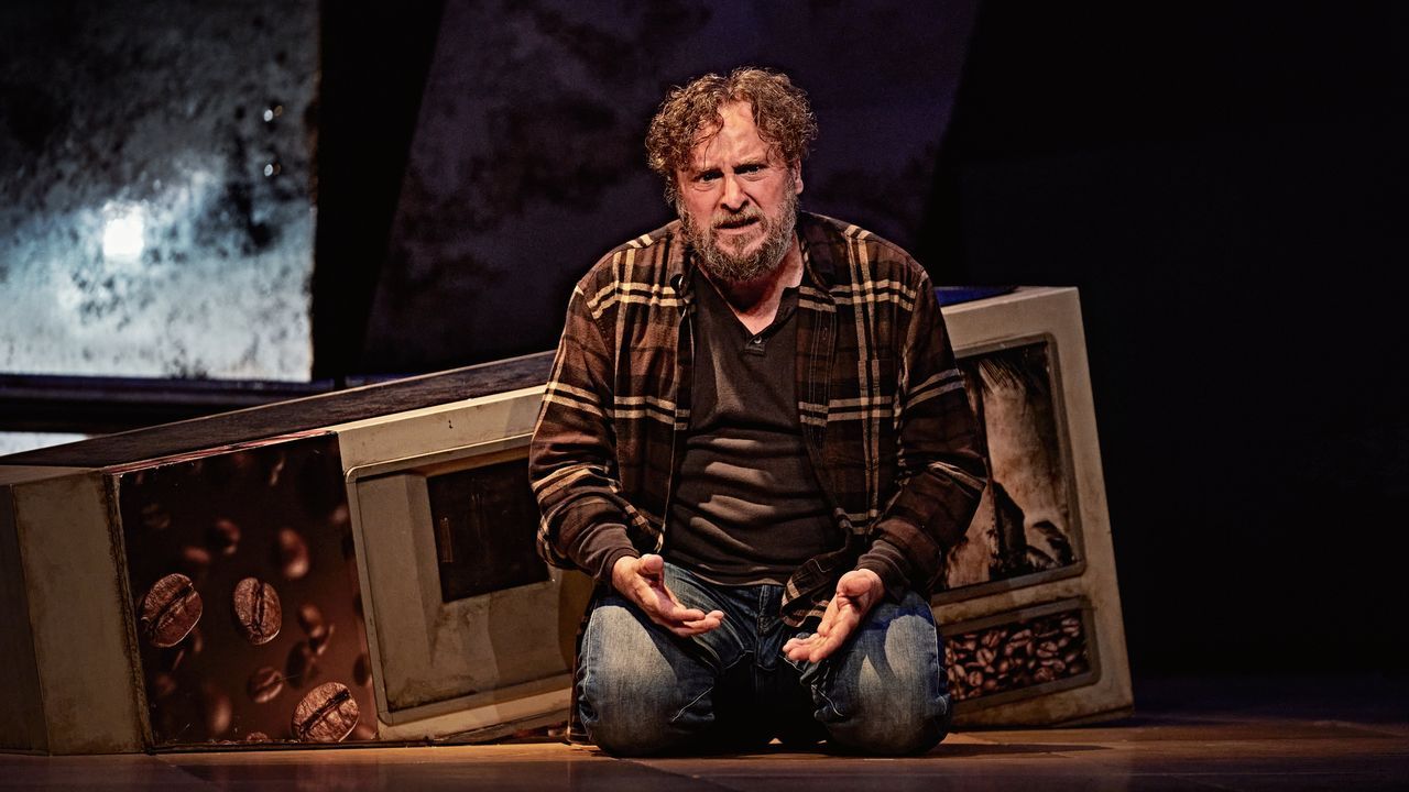 Pontevedra da la bienvenida a los Premios Feroz 2026.Fernando Cayo, en plena funci&oacute;n de la obra teatral &laquo;Los lunes al sol&raquo;. 