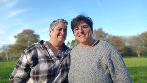 Carmen Barberi y Pepa Jul viven en Curtis y tienen acogidos a tres menores en su casa a través del programa Familias Acolledoras de Cruz Roja
