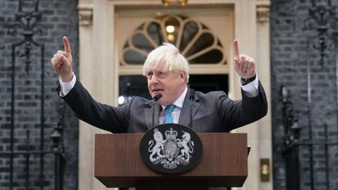 Boris Johnson da su último discurso en Downing Street antes de renunciar formalmente al cargo de primer ministro británico. «Nadie es indispensable en la vida política», dijo el mandatario de los conservadores. Rishi Sunak sería su sucesor definitivo, después de que Liz Truss se viese también obligada a dimitir por su mala gestión económica.