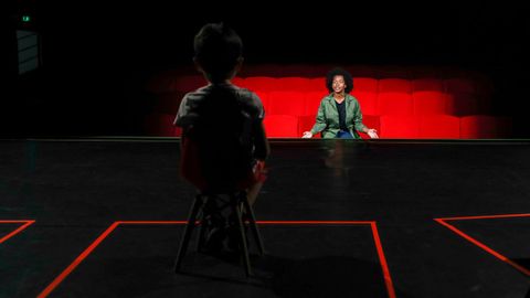 Un nio se sienta en el escenario durante una representacin teatral en Pars, donde las salas han empezado a reabrir