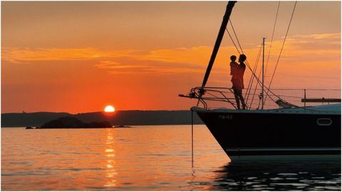 Carmen y su hijo, Leo, en una puesta de sol a bordo de su velero.