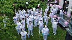 Trabajadores de la residencia de O Incio sueltan globos para celebrar en el que el centro no hay ningn caso de coronavirus
