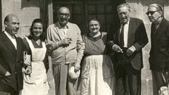 Josep Quint� Alfaya, amigo y ch�fer de Josep Pla; �lvaro Cunqueiro (entre una camarera y la due�a del restaurante El Mosquito); Josep Pla y Gonzalo Torrente Ballester, en Vigo en 1972