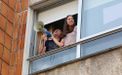 Coronavirus.Rafa Cordoba y sus hijas amenizan el Da del Padre a sus vecinos de la calle Estrada