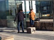 La v�ctima, con un bast�n, abandona los juzgados de Vigo tras la suspensi�n del juicio
