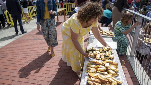 Dos mil raciones de rosca con queso se repartieron entre los asistentes a la Feira da Rosca de Sober