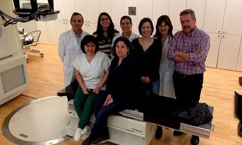 Los autores del estudio, en una sala de radioterapia del hospital clínico de Santiago. 