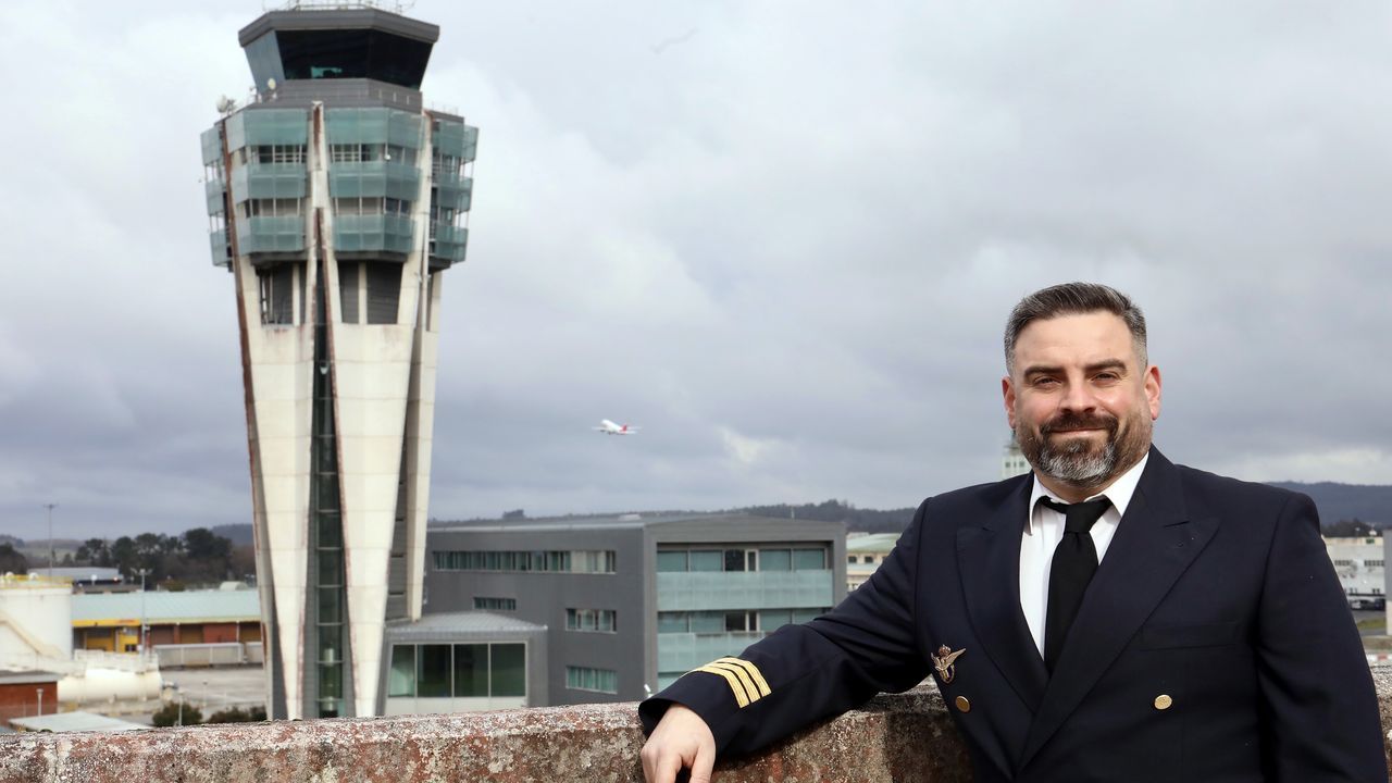 Un recorrido por el prestigioso alojamiento.El piloto Ismael Taboada posa en la zona de salida del aeropuerto Rosal�a de Castro, desde donde opera con una firma de aviaci�n privada. �Me muevo por toda Europa. Vas de punto a punto. Me fascina conocer sitios nuevos y, sobre todo, volar�, confiesa el santiagu�s