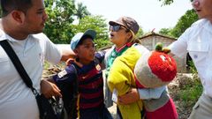 Miembros del Instituto Nacional de Migracin de Mxico  detienen a un nio y una mujer en el estado de Chiapas 