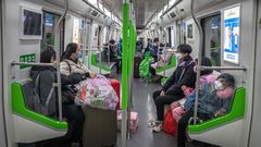 El metro vuelve a funcionar en Wuhan. Sus pasajeros usan mascarillas para evitar contagios