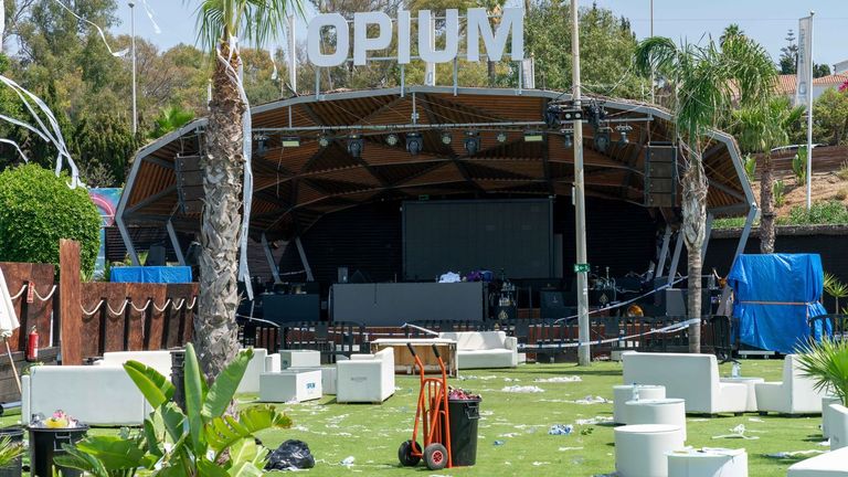 Imagen de la discoteca Opium de Marbella tras la estampida del público después de un tiroteo en la madrugada de este 18 de julio