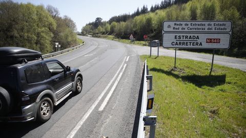 La carretera nacional sirve para la comunicacin entre concellos por lo que frecuentemente hay vehculos agrcolas