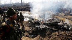Soldados indios vigilan restos de una aeronave de combate 