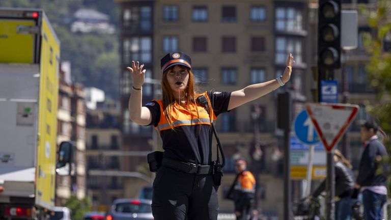 Una guardia de movilidad regula el tráfico en San Sebastián