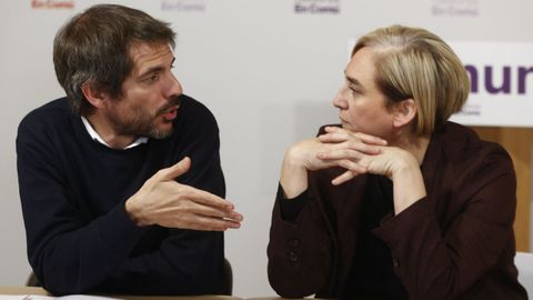 El nuevo ministro de Cultura, Ernest Urtasun, junto a la exalcaldesa de Barcelona, Ada Colau, durante una reunión de la dirección de Catalunya en Comú.