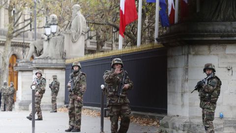 Despligue policial delante de la Asamblea Nacional en París.