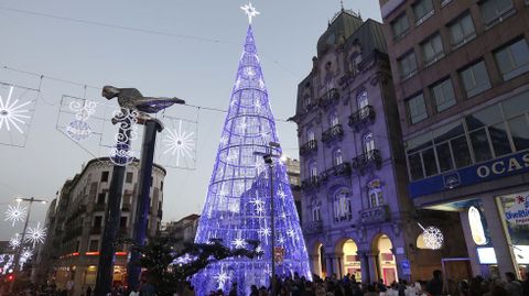 Vigo Porta do Sol. Un gran árbol de Navidad preside este alumbrado, en el que el público entra en la estructura para sacar fotos.