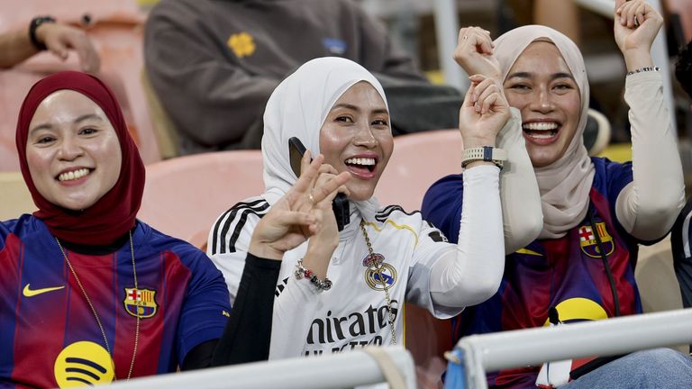 Espectacular show de drones y leds en las gradas de una Supercopa de España abarrotada