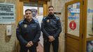 Óscar y Luis, los dos policías locales de O Carballiño, que fueron los primeros en socorrer a los vecinos de un edificio afectado por un incendio.
