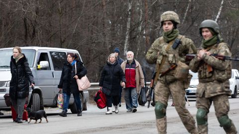 Los residentes de Kiev salen de la ciudad con lo poco que pueden cargar 