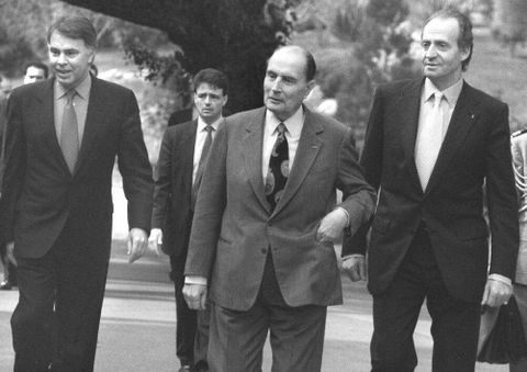 Felipe González (i) junto al expresidente galo François Mitterrand (c) y al rey Juan Carlos I (d).