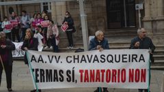 Vecinos de A Chavasqueira y trabajadoras del servicio de ayuda en el hogar protagonizaron sendas protestas aprovechando la celebracin del pleno