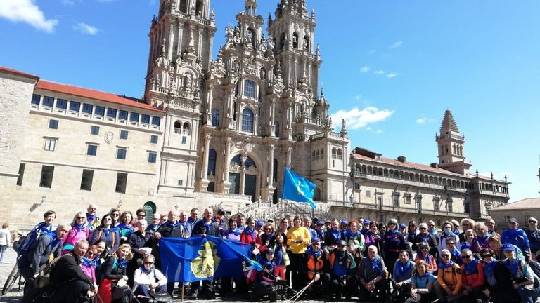 La directora de Turismo, Nava Castro, recibe en el Obradoiro a casi 100 peregrinos asturianos tras completar su peregrinación a Santiago de Compostela
