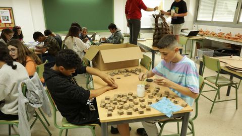 Los alumnos manejaron 850 piezas de cartn  y ms de tres mil tacos del mismo material