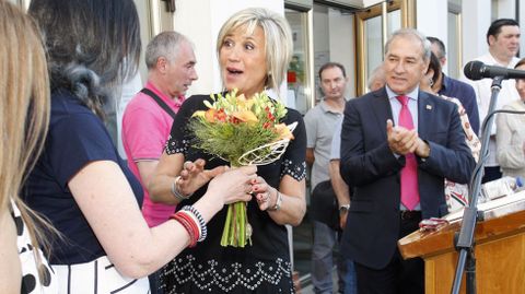 La concejala de Cultura, Marina Doutn, entrega un ramo de flores a Julia Otero tras el pregn