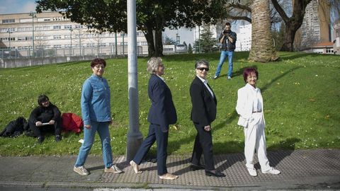 En la imagen, las cuatro mujeres a las que les tocó recrear la famosa foto de The Beatles en Abbey Road