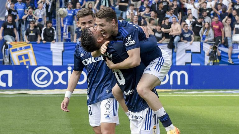 Vallejo y Camarasa se abrazan, con Masca de fondo, para celebrar el triunfo del Oviedo ante la Ponferradina