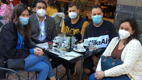 Un grupo de seis amigos sanitarios de A Coruña quedan por primera vez a tomar algo desde que empezó la pandemia