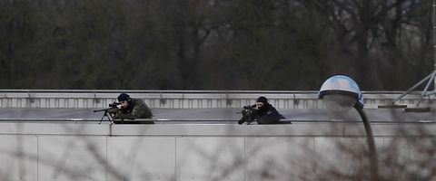 Francotiradores en guardia en la azotea de un edificio de Dammartin-en-Goele